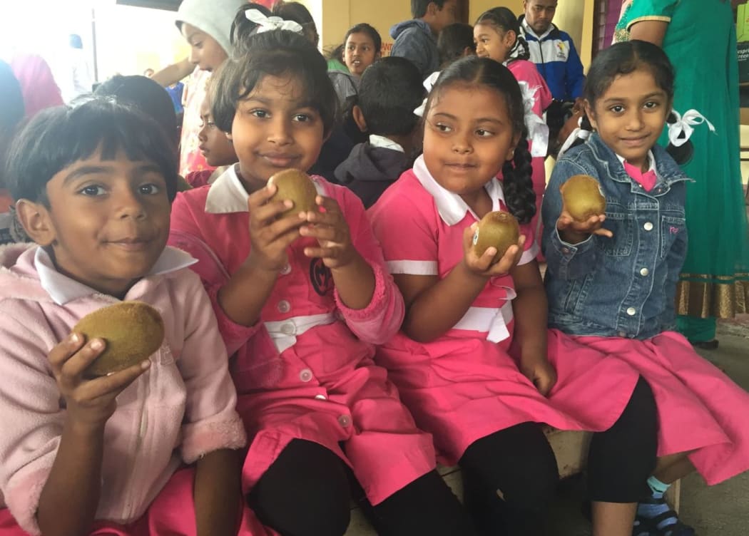 Molumolu Primary School Children with kiwifruit
