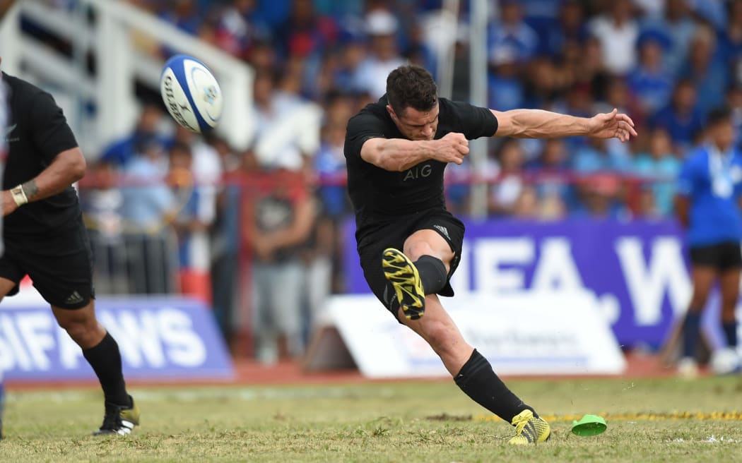 Dan Carter kicks against Samoa 2015