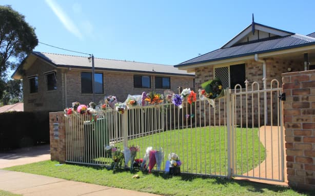 Floral tributes and messages have been left out the front of Jana Armstrong’s home. (ABC Southern Qld: Dan McCray)