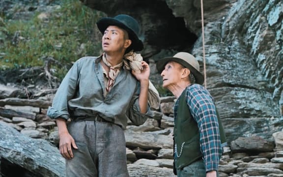 Illustrious Energy screenshot of two Chinese miners