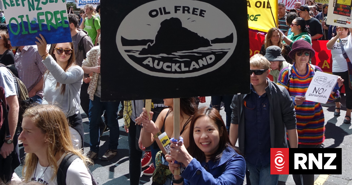 Hundreds protest over oil drilling | RNZ News