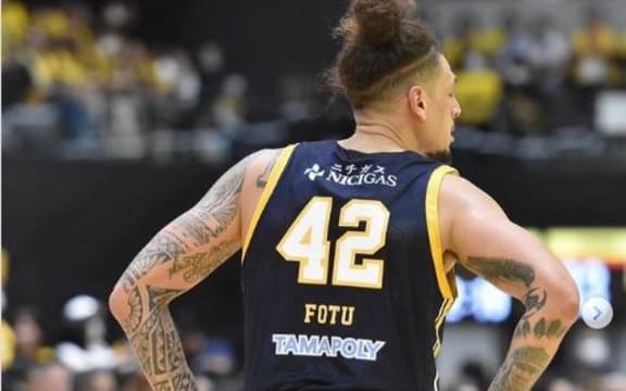 Isaac Fotu playing basketball in Japan with Utsunomiya