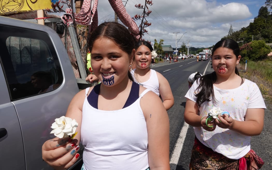 Students of Te Kura o Hato Hōhepa Te Kamura hand out flowers instead of sweets.