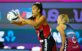 Tactix goal keep Teamlisi Fakahokotau clears the ball under close scrutiny from Steel centre Shannon Saunders.