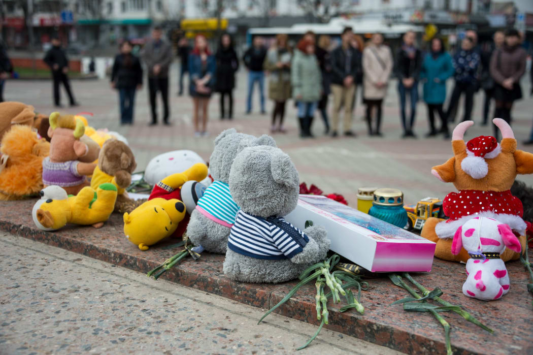 5464375 27.03.2018 Flowers, toys and candles on Lenin Square in memory of those killed in the Zimnyaya Vishnya shopping mall fire in Kemerovo. Alexey Malgavko / Sputnik