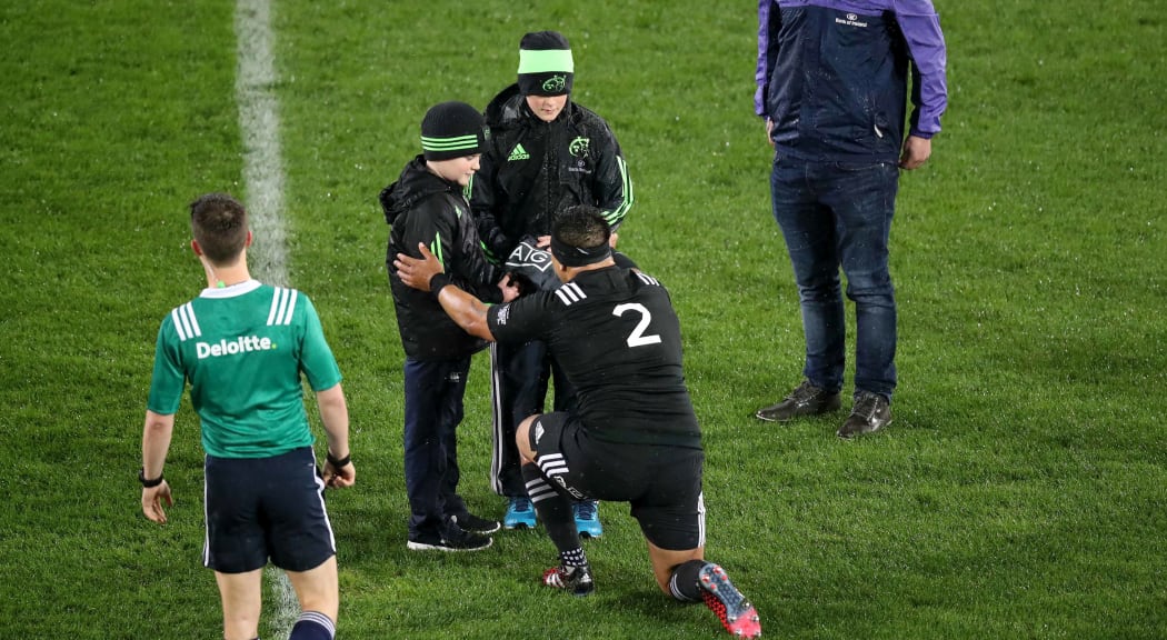 Munster vs Maori All Blacks 2016.
Maori captain Ash Dixon presents Anthony Foley's children Dan and Tony with a jersey with his initials on it