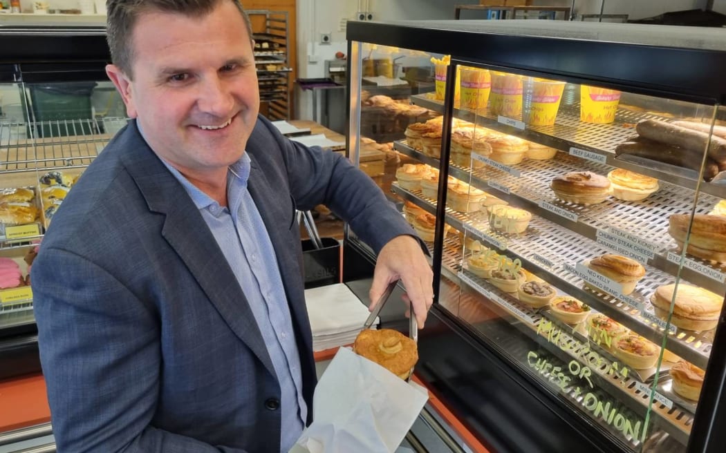 Mayor Neil Holdom says to begrudge workers at the Mt Messenger project a free pie is just petty.