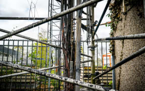 2020-04-14 19:37:06 NUENEN - Een tijdelijke 5G zendmast is geplaatst naast een vaste zendmast nadat deze eerder zwaar beschadigd is geraakt door brandstichting.
