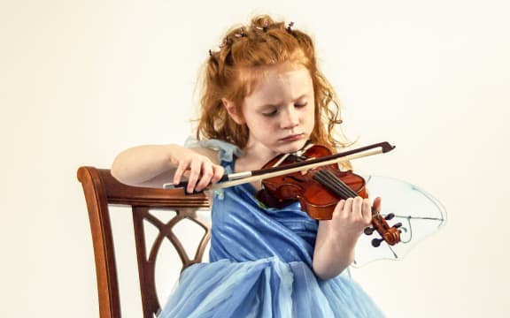 girl on violin