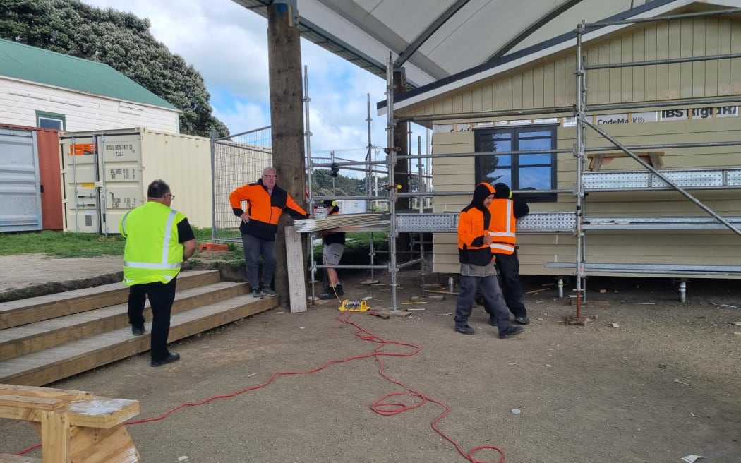 Fourteen rangatahi are learning carpentry skills building a house at Tokaora.