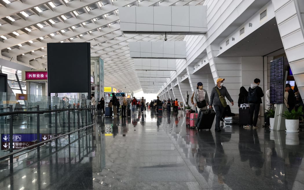 Taiwan, Taipei, 2024/01/08. People carry their luggage as they walk in a hall at Taoyuan International Airport. Photograph by Valeria Mongelli / Hans Lucas.
Taiwan, Taipei, 2024/01/08. Des gens portent leurs bagages en marchant dans un hall de l aroport international de Taoyuan. Photographie de Valeria Mongelli / Hans Lucas. (Photo by Valeria Mongelli / Hans Lucas / Hans Lucas via AFP)