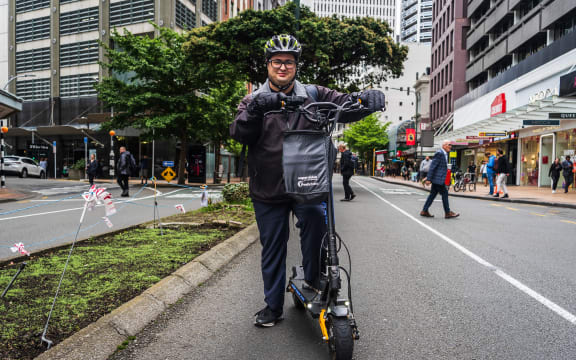 Chris Totton commuting through Lambton Quay on his 2x1200W dual motor e-scooter.