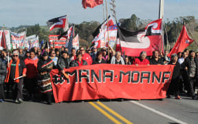 Hundreds of people turned out to protest the signing of a treaty settlement between the government and a collective of Hauraki iwi.