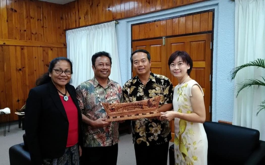 Taiwan's Ambassador to Palau, Wallace Chow, exchanging gifts with Palau's President Tommy Remengesau.