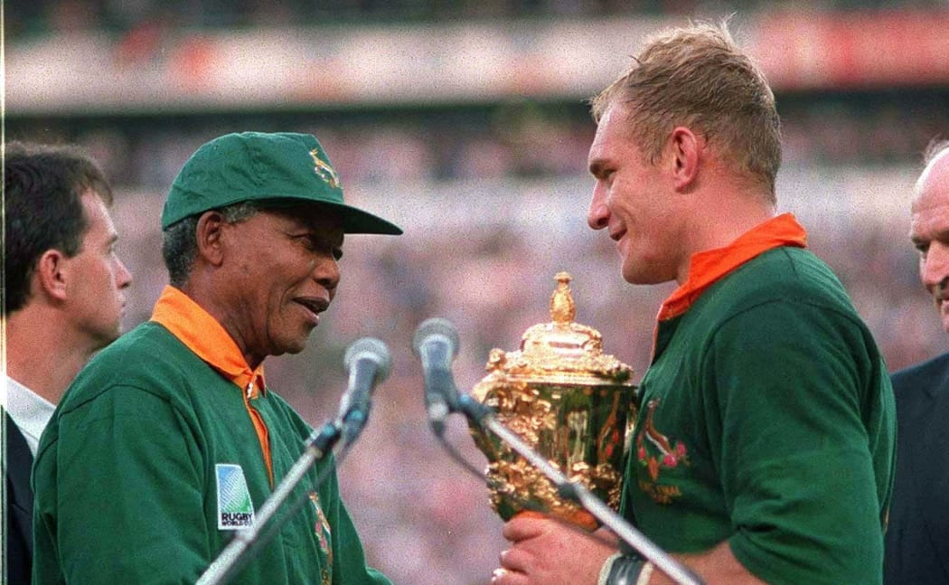 Nelson Mandela presents Springbok captain Francois Pienaar with the Rugby World Cup 1995.