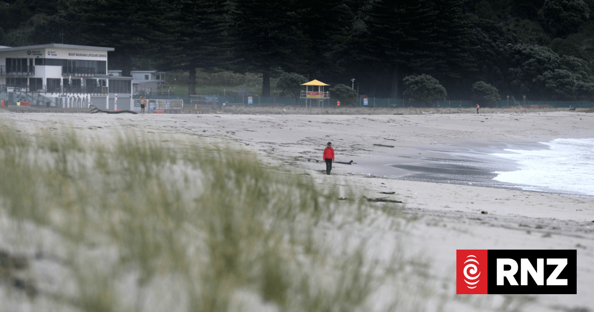 As it happened: Cyclone Vaianu leaves roads closed, evacuees still out of homes