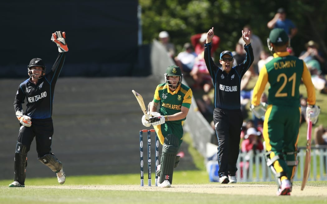 Tom Latham and Ross Taylor appeal successfully for the wicket of South Africa's Wayne Parnell.