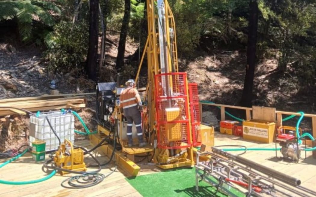 A diamond drilling rig at Sams Creek in the Upper Takaka Valley.