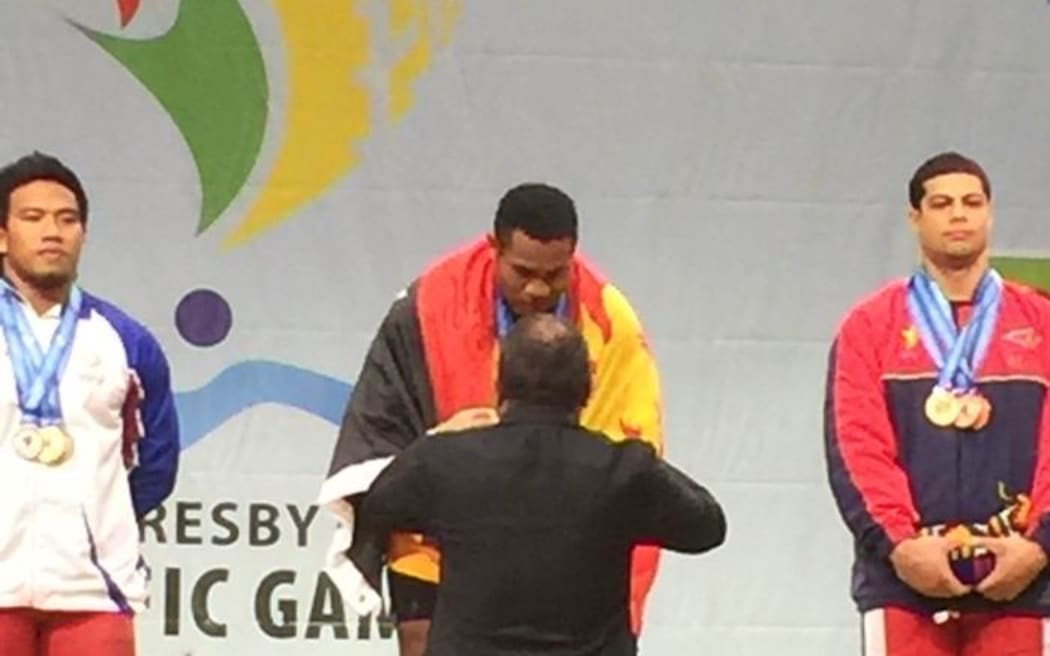 Steven Kari, PNG weightlifter receiving medal