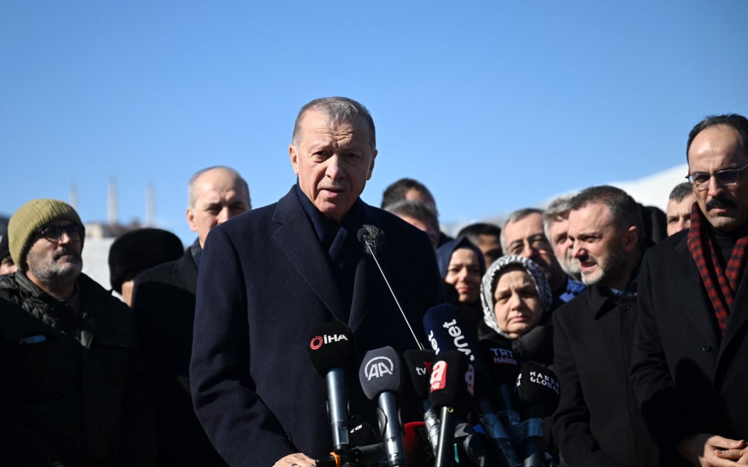 Turkish President Recep Tayyip Erdogan talks to the press during his visit to the southeastern Turkish city of Kahramanmaras, two days after a strong earthquake struck the region, on February 8, 2023. - Many have taken refuge from relentless aftershocks, cold rain and snow in mosques, schools and even bus shelters -- burning debris to try to stay warm, after the earthquake, which is the largest Turkey had seen since 1939. (Photo by OZAN KOSE / AFP)