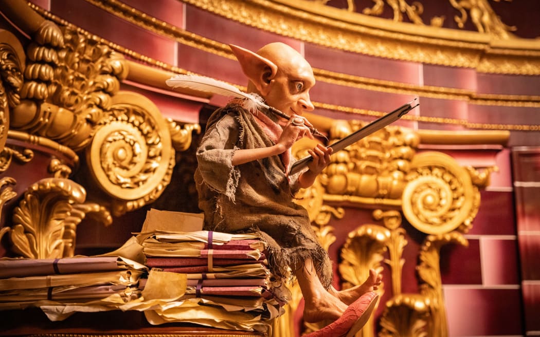In the Ministry of Magic, guests see Dolores Umbridge’s former office and meet Higgledy the house-elf.
