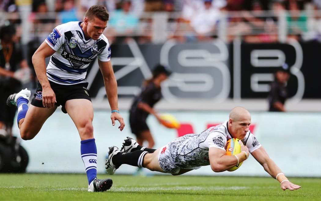 Warriors debutant Jeff Robson scores a try against the Bulldogs at the NRL Auckland Nines at Eden Park, Saturday 6 February 2016. Photo: Anthony Au-Yeung / www.photosport.nz
