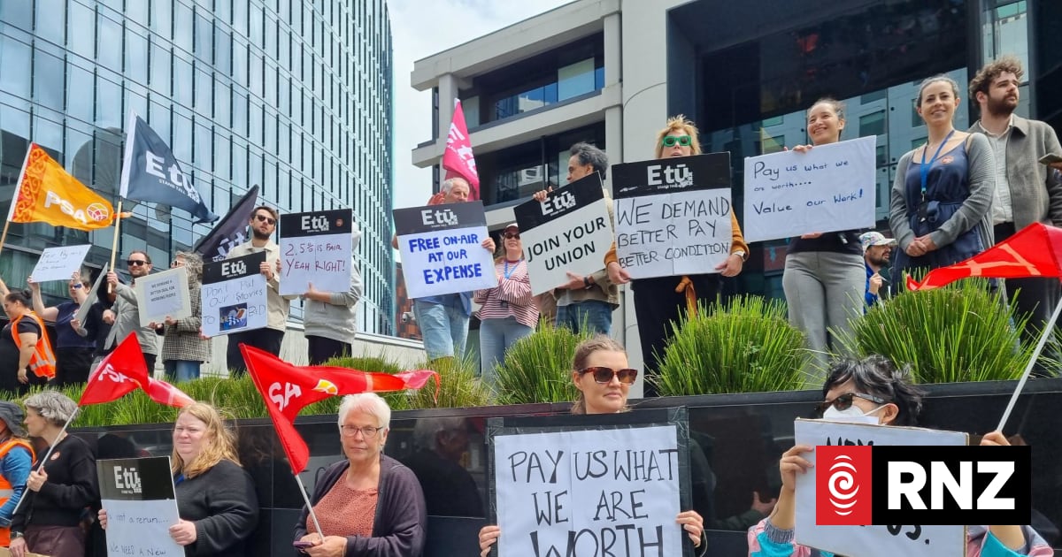 About 40 TVNZ staff picket over stalled pay negotiations