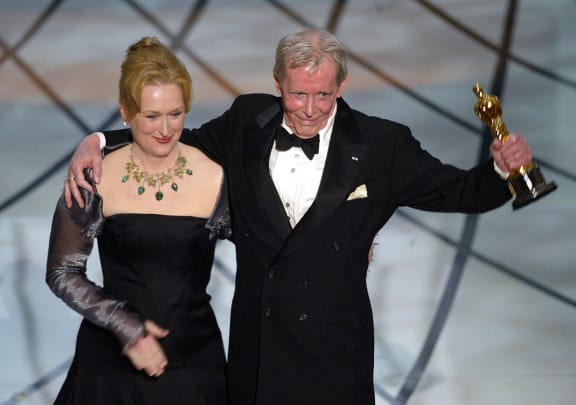 Peter O'Toole accepts the honorary Oscar from actress Meryl Streep.