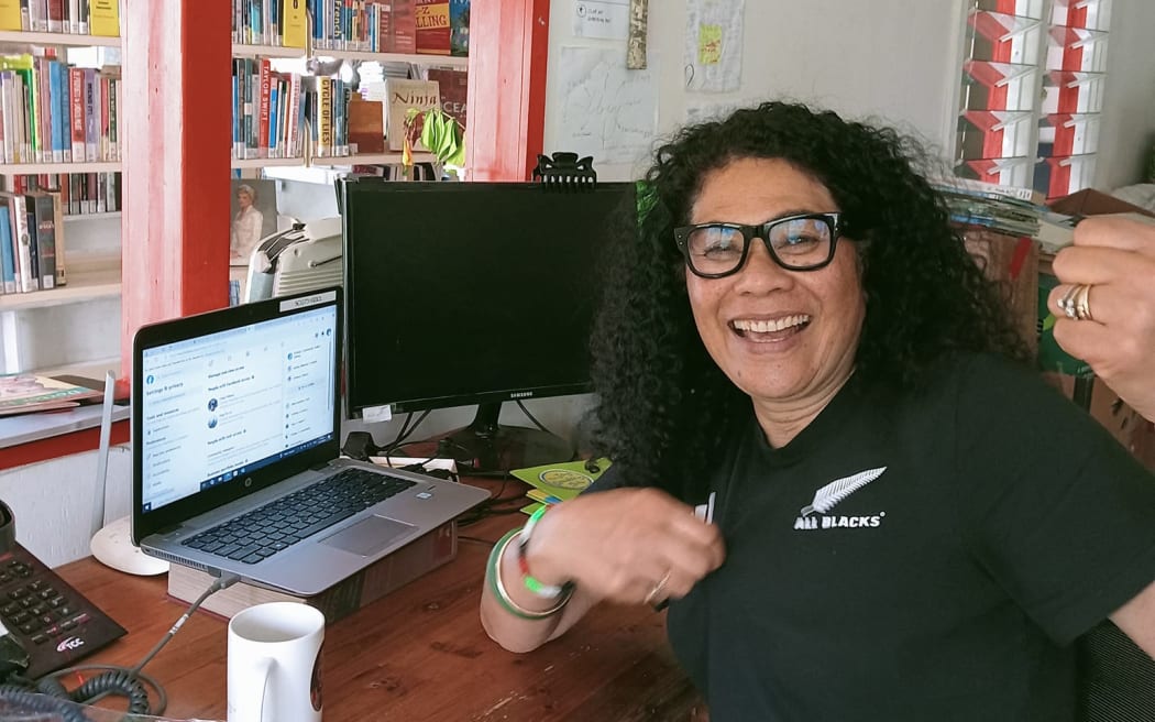 Kahoa Meimuli Corbett at the public library in Kolovai