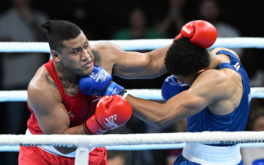 Delicious Orie of England (blue) fights Leuila Mau'u of New Zealand (red) at the Birmingham 2022 Commonwealth Games.