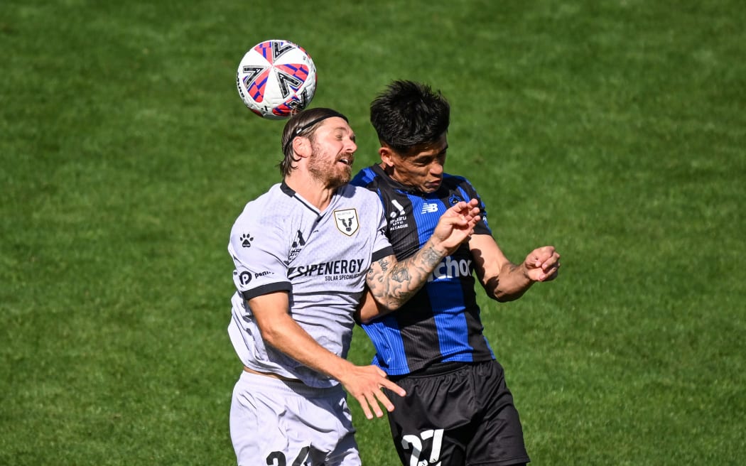 Luke Brattan of Macarthur FC and Logan Rogerson of Auckland FC, Auckland FC v Macarthur FC, men’s A-League football match at Go Media Stadium, Auckland, New Zealand on Saturday 1 February 2025. © Photo: Andrew Cornaga / Photosport