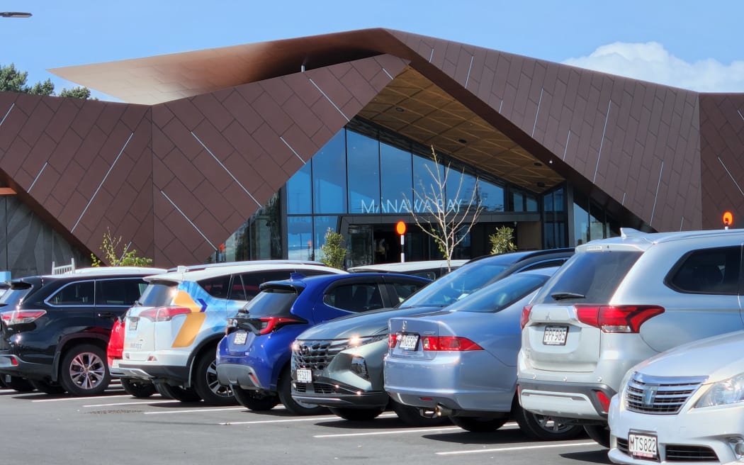 Thousands of people have flocked to Auckland's newest mall - Mānawa Bay - as it opens.