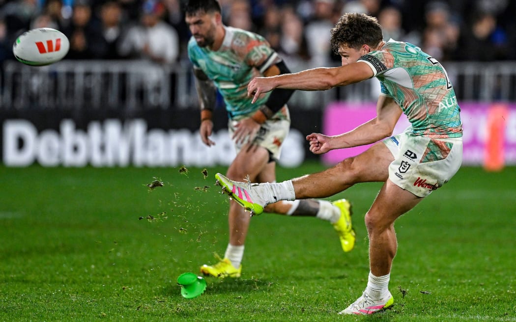 Luke Metcalf of the Warriors kicks a penalty, New Zealand Warriors v Brisbane Broncos.