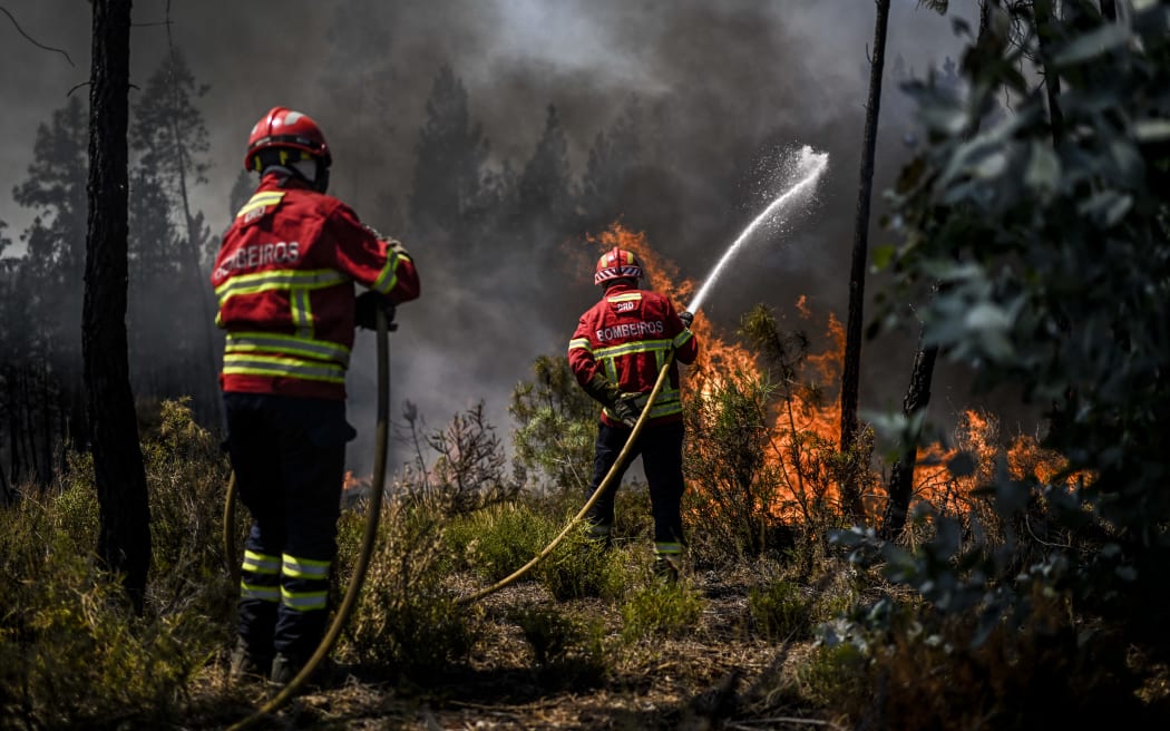 Firefighters battle a wildfire in Carrascal, Proenca a Nova on August 6, 2023. More than 1,000 firefighters battled a wildfire in central Portugal today as officials warned that thousands of hectares were at risk amid soaring temperatures across the country. (Photo by Patricia DE MELO MOREIRA / AFP)