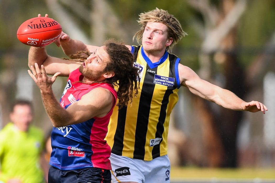 Jack Hutchins of the Casey Demons marks the ball during the VF2018 (Photo by Morgan Hancock/NurPhoto) (Photo by Morgan Hancock / NurPhoto / NurPhoto via AFP)