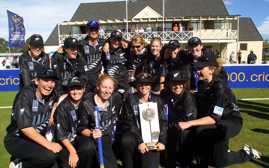 WHITE FERNS GATHER TOGETHER FOR A VICTORY TEAM PHOTO.