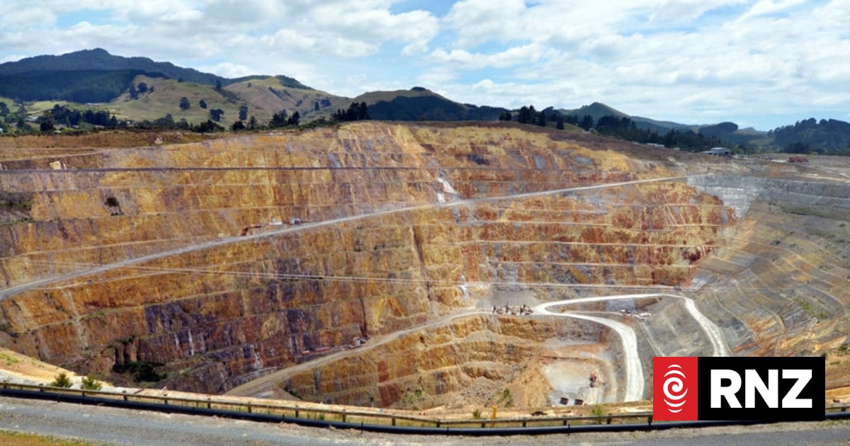 Council move opens way for OceanaGold to extend open cast pit | RNZ