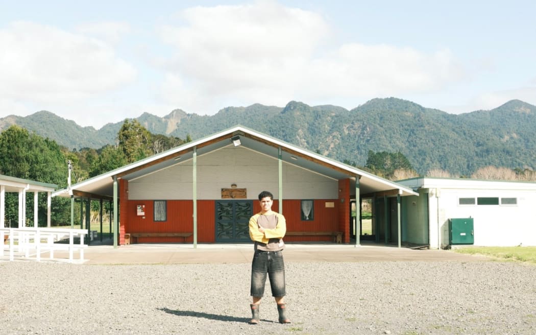 Rhoen Hemara (Te Rarawa, Te Māhuruhere, Ngāpuhi) stands tall at Otātara Marae, infront of his wharenui Ohinewai, located in the valley of Waimā near Hokianga.