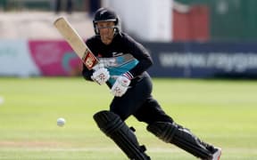 Suzie Bates batting in England 2021.