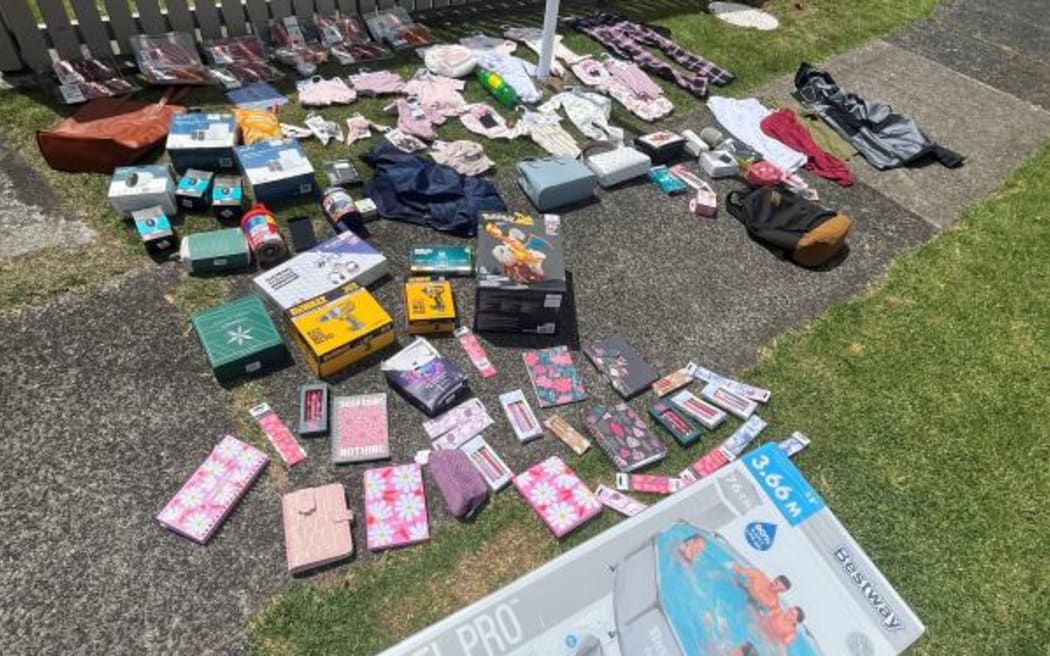 Police in Tauranga have arrested three shoplifters in a vehicle with stolen goods estimated to be worth $10,000.
