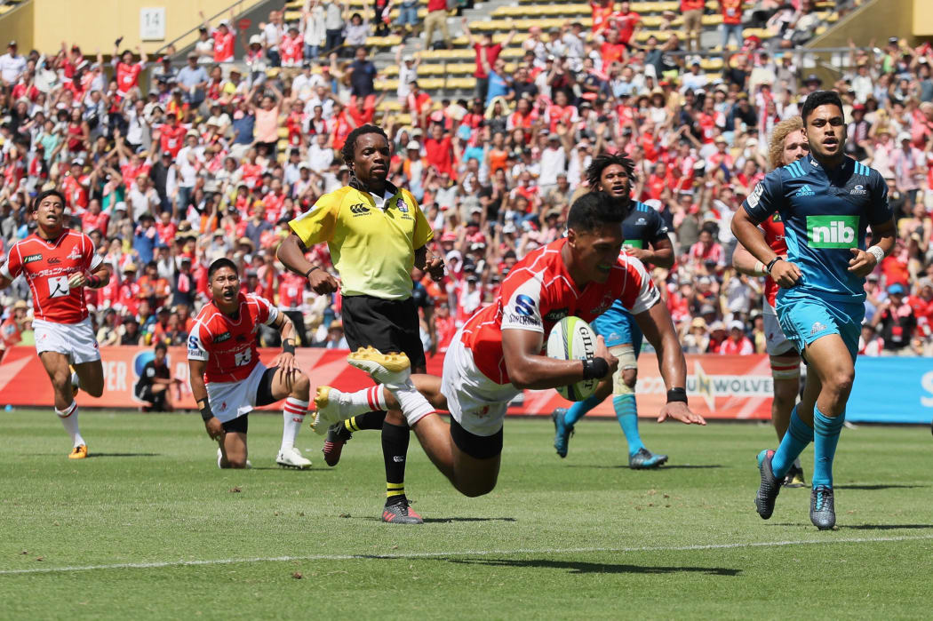 Sunwolves score against the Blues