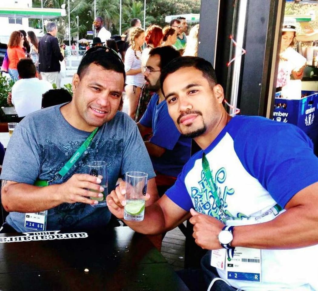 Roman Cress (R) with 2008 Marshall Islands flag-bearer Waylon Muller in Rio.