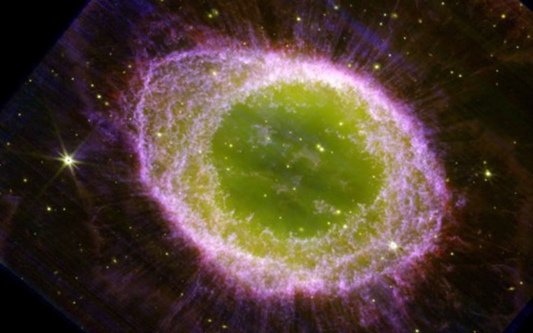 The new James Webb images of Messier 57 clearly show the main ring, surrounded by a faint halo and with many delicate structures.