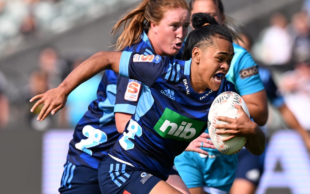 Blues fullback Patricia Maliepo heads for the try line.
Matatū v Blues, Super Rugby Aupiki, Semi-Final 1. North Harbour Stadium, Sunday 19 March 2023.