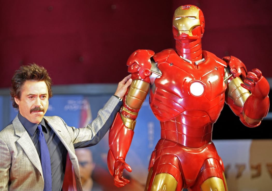 US actor Robert Downey Jr. poses by a life-size Iron Man model during a press conference on his latest movie Iron Man, in Tokyo, on September 3, 2008. The movie will roadshow in Japan from September 27.   AFP PHOTO / TOSHIFUMI KITAMURA