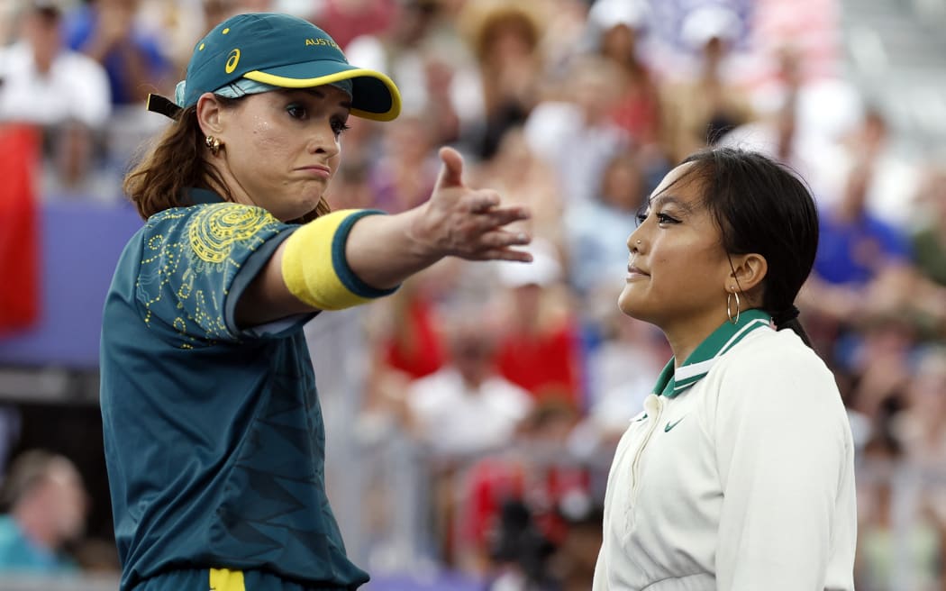 LAustralia's Rachael Gunn (L), known as Raygun gestures next to US' Logan Edra, known as Logistx, during their battle as part of the Women's Breaking dance Round robin of the Paris 2024 Olympic Games at La Concorde in Paris, on August 9, 2024. (Photo by Odd ANDERSEN / AFP)