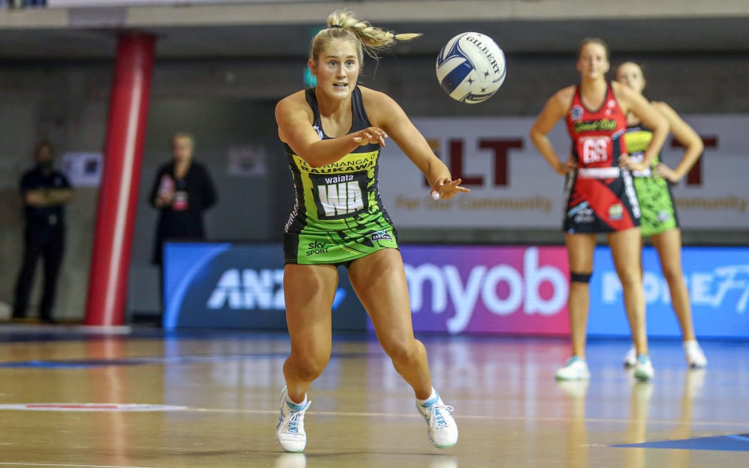 Pulse's Maddy Gordon wearing her side's alternate dress against the Mainland Tactix in the ANZ Premiership.