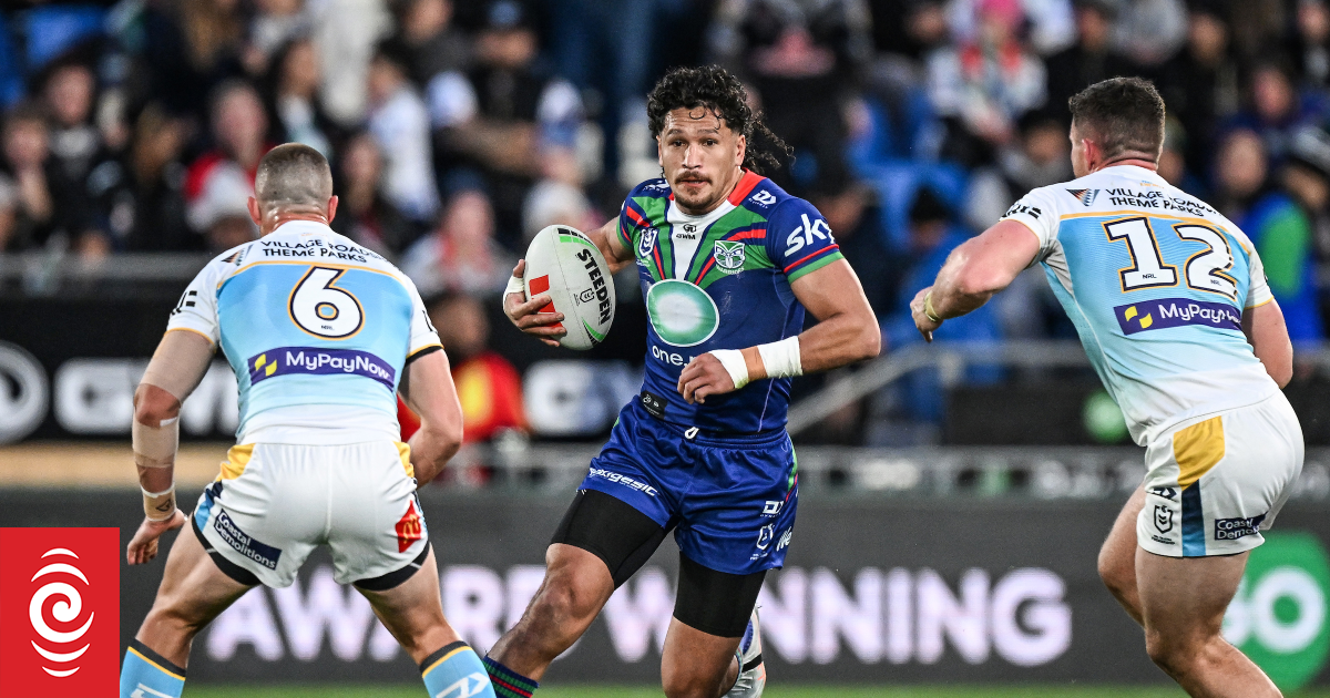 NZ Warriors veteran Kurt Capewell backs defensive partner Dallin Watene-Zelezniak on right edge