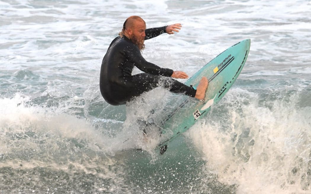 Blake Johnston surfs as he is setting out to break the world record for the longest surfing session on Cronulla Beach in Sydney on March 16, 2023. - Johnston sets out to surf over 40 hours straight as he attempts to smash the world record for the longest surf session and raise money for the Chumpy Pullin Foundation and Youth Mental Health. (Photo by Saeed KHAN / AFP)