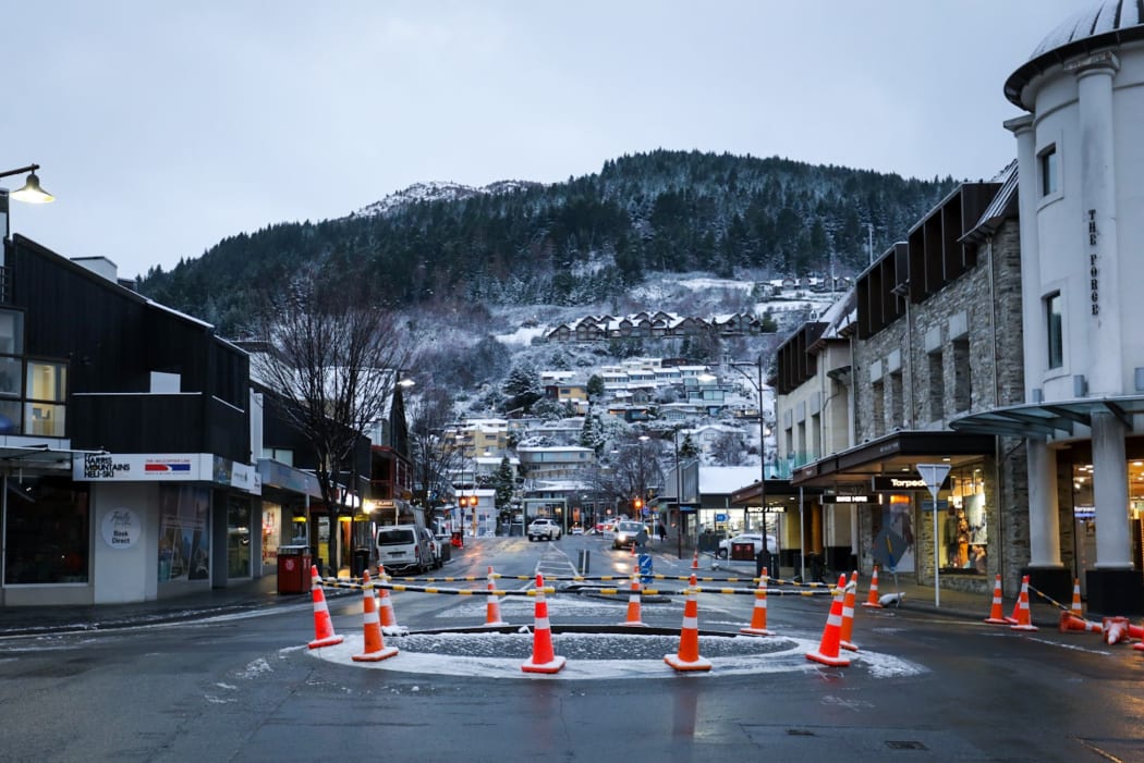 South Island residents are waking up to a white blanket of snow as a cold blast works its way up the country.